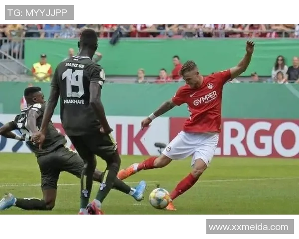 比勒费尔德与帕德博思的激烈对决展现足球魅力与团队精神