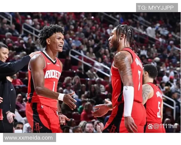 火箭队与76人队激战正酣NBA常规赛精彩对决回顾与分析